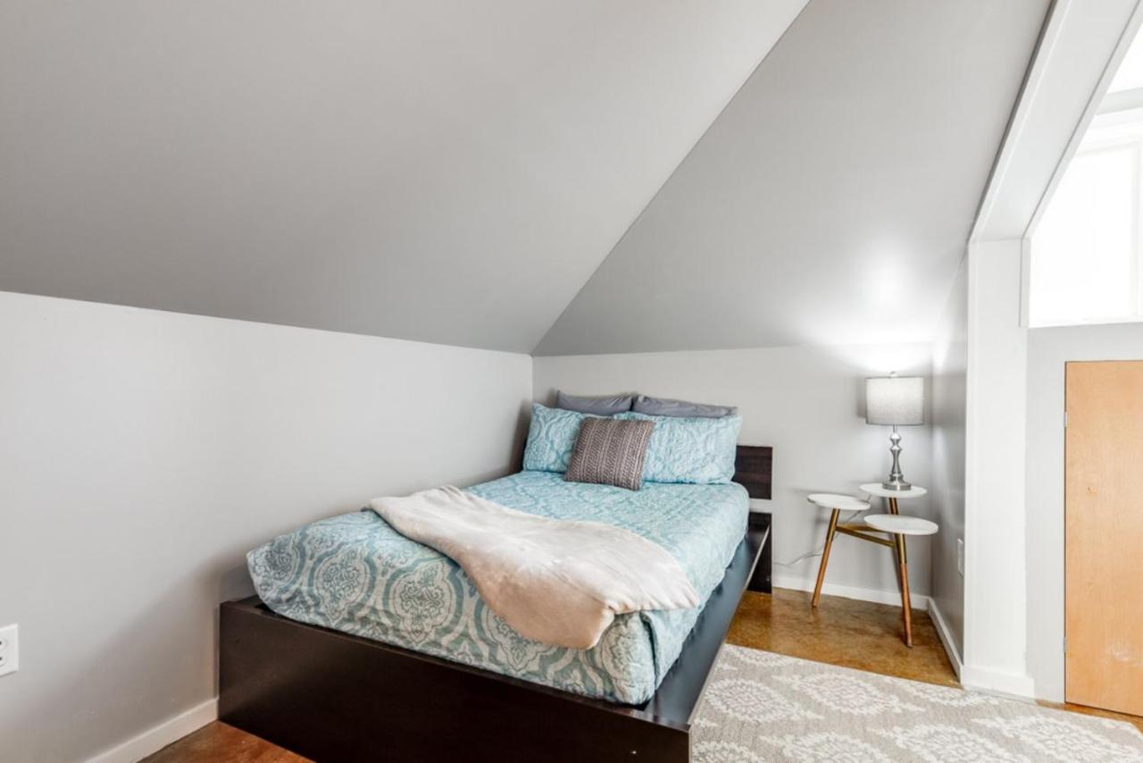 Walk Score 90!!-Historic Downtown District-2 Blocks To Famous Forsyth Park- Huge Private Patio-Private Parking Саванна Экстерьер фото